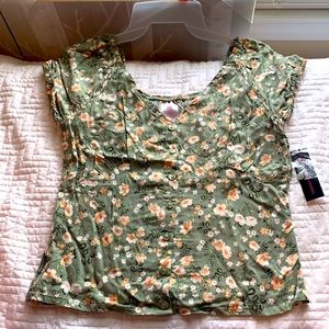 🌸3/$10 - NWT Green Floral Babydoll Top